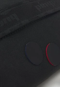 Pinqponq NIK UNISEX - Gürteltasche - Rooted Black -Mode Verkauf 4e02320a8f494af49d5a5258659aab43