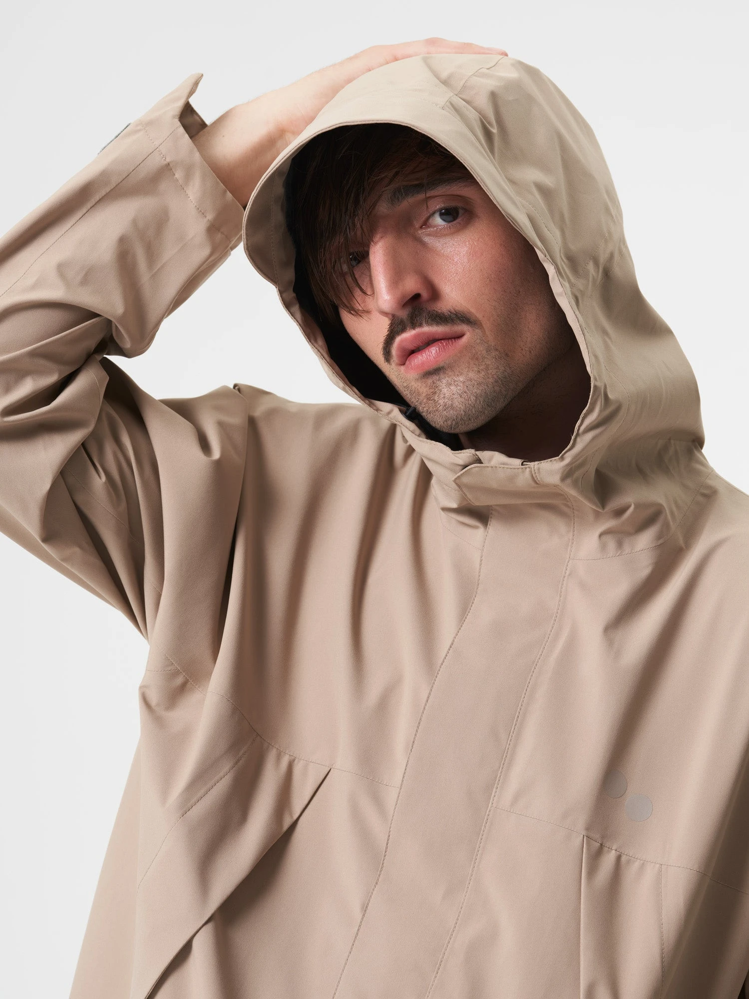Pinqponq Aestech Rain Parka - Caramel Khaki (Unisex) 14 Pinqponq Aestech Rain Parka - Caramel Khaki (Unisex) – Bild 12
