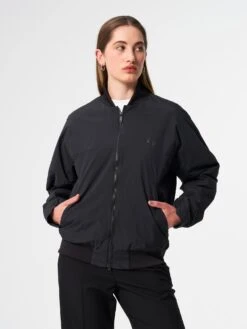 Pinqponq Light Bomber Jacket - Peat Black (Unisex) 13 Pinqponq Light Bomber Jacket - Peat Black (Unisex) -Mode Verkauf PPC BOM 101 801 pinqponq Light Bomber Jacket Unisex Peat Black 51
