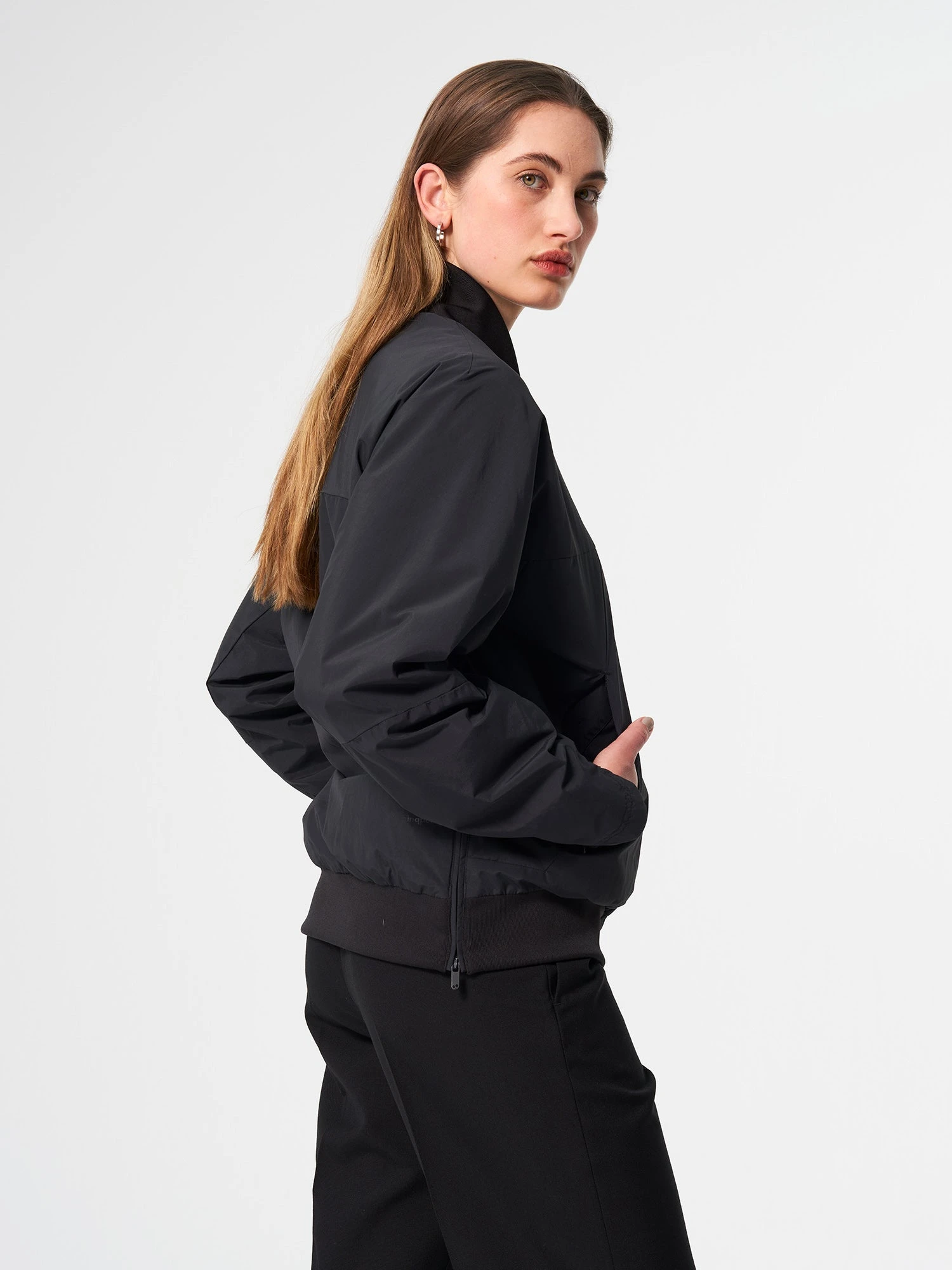 Pinqponq Light Bomber Jacket - Peat Black (Unisex) 7 Pinqponq Light Bomber Jacket - Peat Black (Unisex) – Bild 5