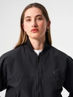 Pinqponq Light Bomber Jacket - Peat Black (Unisex) 15 Pinqponq Light Bomber Jacket - Peat Black (Unisex) -Mode Verkauf PPC BOM 101 801 pinqponq Light Bomber Jacket Unisex Peat Black 53