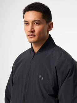 Pinqponq Light Bomber Jacket - Peat Black (Unisex) 12 Pinqponq Light Bomber Jacket - Peat Black (Unisex) -Mode Verkauf PPC BOM 101 801 pinqponq Light Bomber Jacket Unisex Peat Black 56