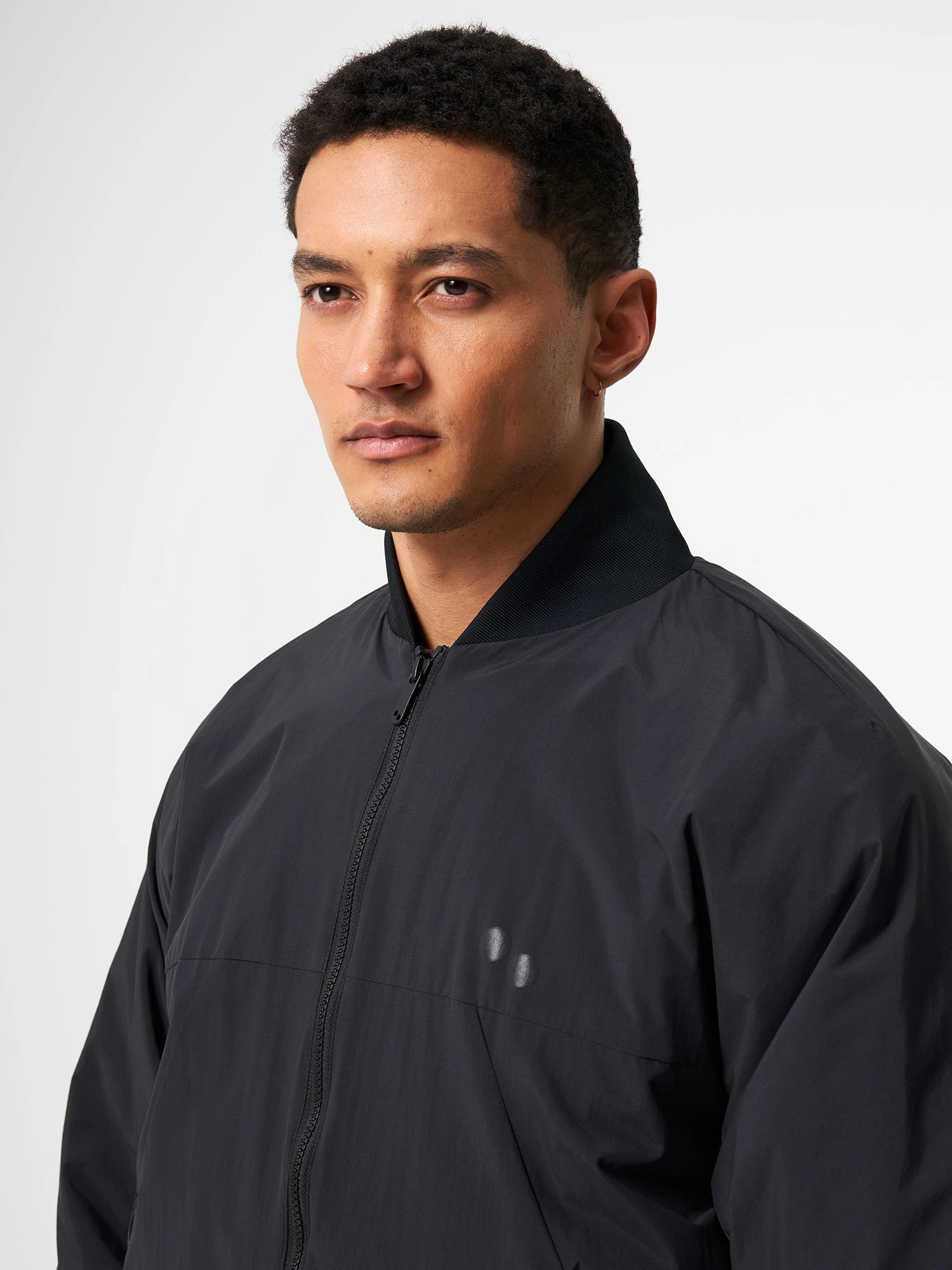 Pinqponq Light Bomber Jacket - Peat Black (Unisex) 5 Pinqponq Light Bomber Jacket - Peat Black (Unisex) – Bild 3