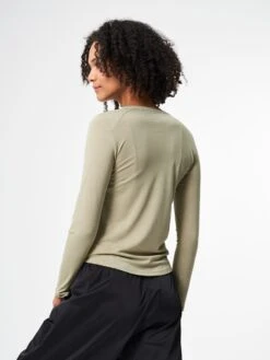 Pinqponq Longsleeve TENCEL™ - Wooden Olive (Female) 8 Pinqponq Longsleeve TENCEL™ - Wooden Olive (Female) -Mode Verkauf PPC LTW 001 20136 pinqponq Longsleeve Tencel Cotton Women Inspire Wooden Olive 52