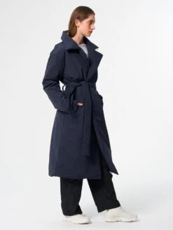 Pinqponq Padded Trench Coat - Fjord Navy (Unisex) 18 Pinqponq Padded Trench Coat - Fjord Navy (Unisex) -Mode Verkauf PPC PTC 001 30178 pinqponq Padded Trench Coat Fjord Navy 52