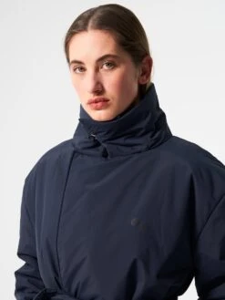 Pinqponq Padded Trench Coat - Fjord Navy (Unisex) 19 Pinqponq Padded Trench Coat - Fjord Navy (Unisex) -Mode Verkauf PPC PTC 001 30178 pinqponq Padded Trench Coat Fjord Navy 55