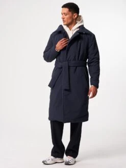 Pinqponq Padded Trench Coat - Fjord Navy (Unisex) 15 Pinqponq Padded Trench Coat - Fjord Navy (Unisex) -Mode Verkauf PPC PTC 001 30178 pinqponq Padded Trench Coat Fjord Navy 56