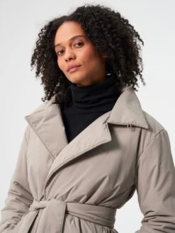 Pinqponq Padded Trench Coat - Cement Taupe (Unisex) 19 Pinqponq Padded Trench Coat - Cement Taupe (Unisex) -Mode Verkauf PPC PTC 001 70048 pinqponq Padded Trench Coat Cement Taupe 54