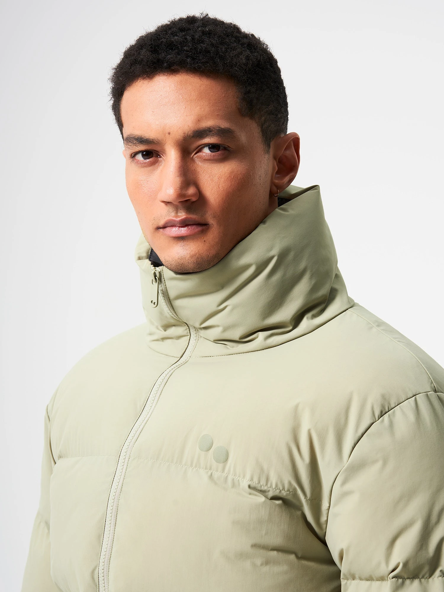 Pinqponq Puffer Jacket - Reed Olive (Unisex) 7 Pinqponq Puffer Jacket - Reed Olive (Unisex) – Bild 5