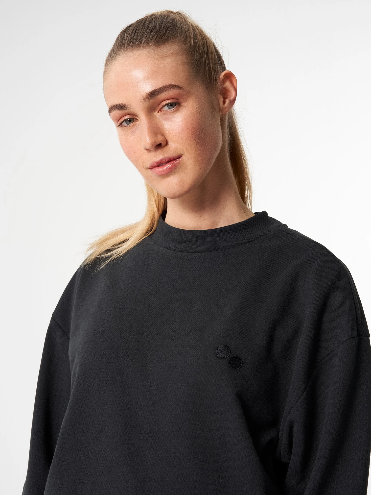 Pinqponq Sweatshirt - Circles Peat Black (Unisex) 9 Pinqponq Sweatshirt - Circles Peat Black (Unisex) – Bild 7