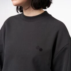 Pinqponq Sweatshirt - Peat Black (Unisex) 14 Pinqponq Sweatshirt - Peat Black (Unisex) -Mode Verkauf PPC SWT 101 801 pinqponq Sweatshirt Peat Black 53