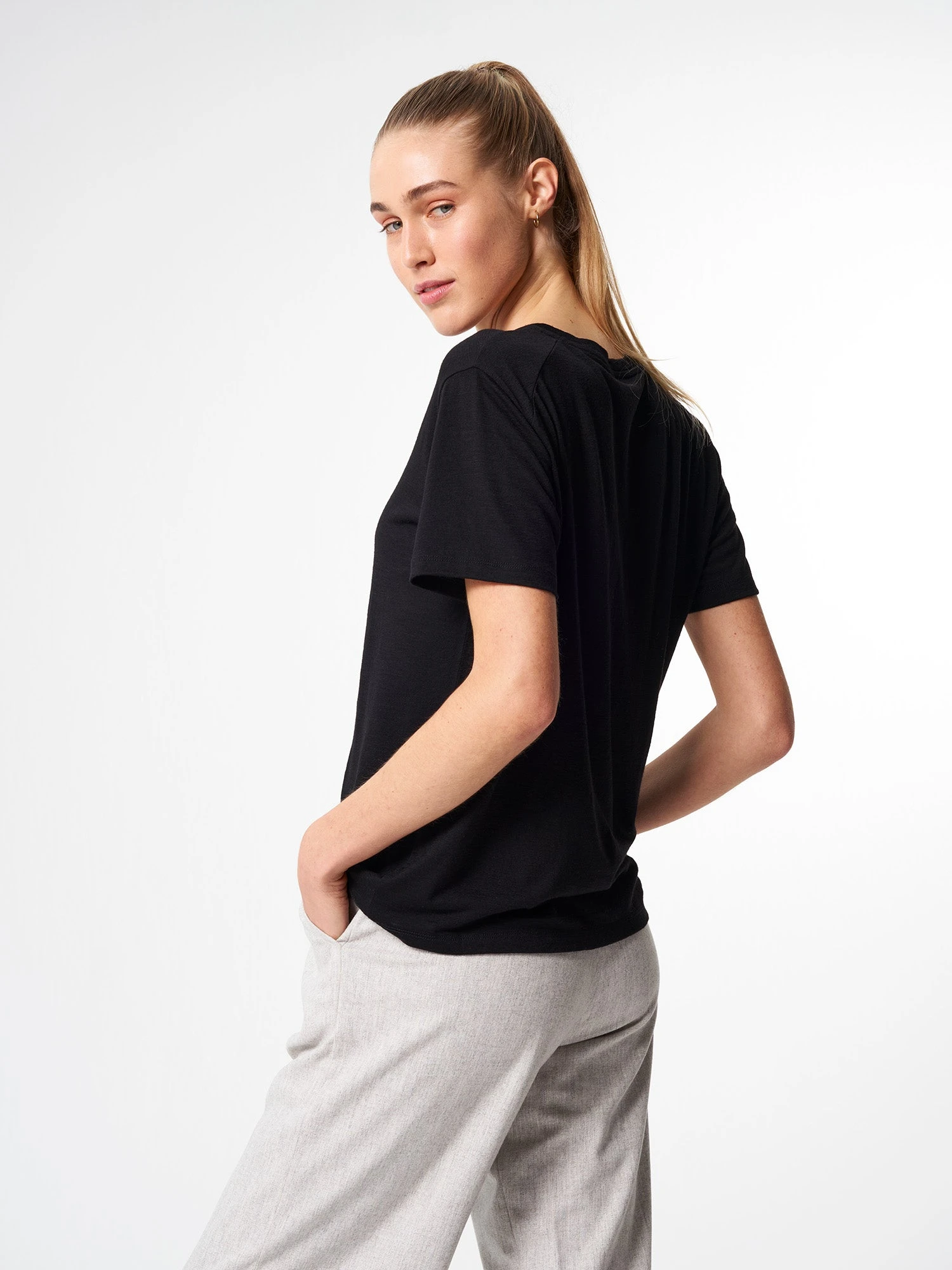 Pinqponq T-Shirt Merino - Sheep Black (Female) 4 Pinqponq T-Shirt Merino - Sheep Black (Female) – Bild 2