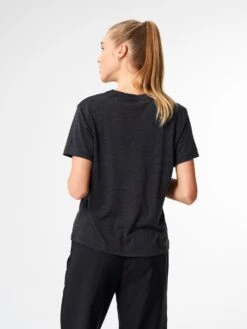 Pinqponq T-Shirt Merino - Dark Grey Melange (Female) 8 Pinqponq T-Shirt Merino - Dark Grey Melange (Female) -Mode Verkauf PPC TMW 001 80131 pinqponq Tshirt Merino Women Tone Dark Grey 52